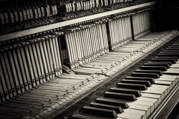 Chaves de um velho piano danificado quebrado — Fotografia de Stock