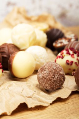 Rustik bir arka plan üzerinde lezzetli çikolata seçimi