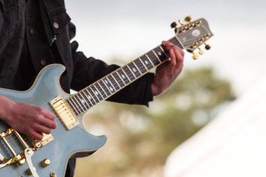 Adam bir gitar çalmak yakın çekim