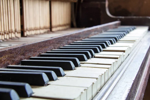 Chaves de um velho piano danificado quebrado — Fotografia de Stock