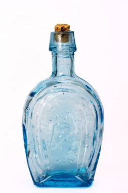 Beyaz bir arka plan karşı eski renkli şişe