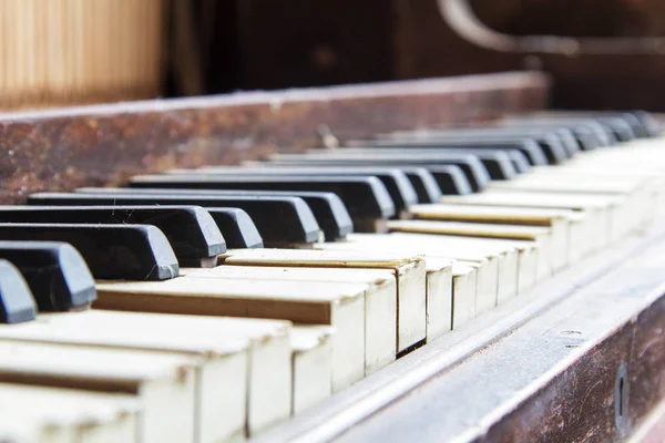 Tasten eines alten kaputten Klaviers — Stockfoto