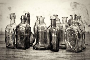 Rustik bir arka plan üzerinde renkli cam şişe