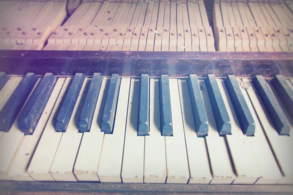 Keys from an old broken damaged piano — Stock Photo, Image