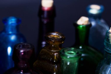 Karanlık bir arka plan karşı eski renkli şişe