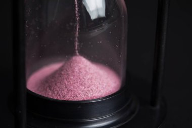 Büyük siyah siyah bir arka plan karşı kum saati