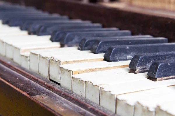 Keys from an old broken damaged piano — Stock Photo, Image