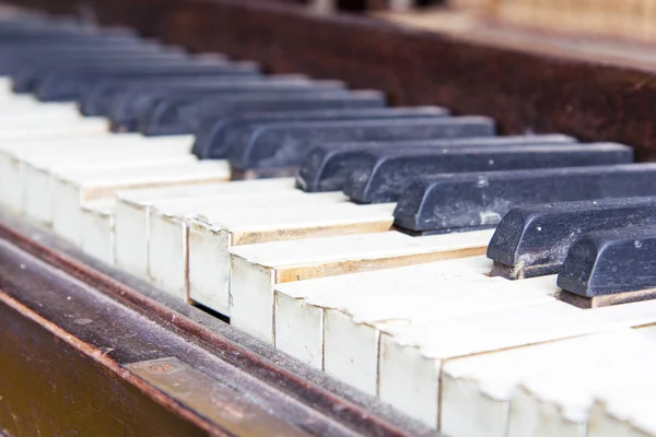 Nycklar från en gammal trasig skadade piano — Stockfoto