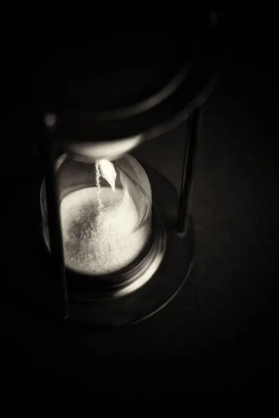 대형 블랙 검은 배경 모래 시계 — 스톡 사진