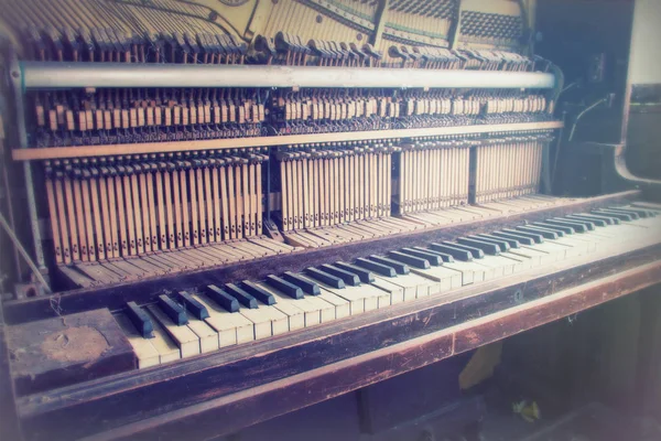 Klucze od stary uszkodzony uszkodzony fortepian — Zdjęcie stockowe