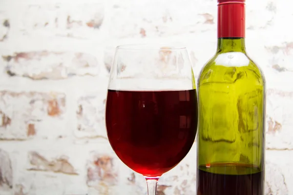 Bouteille de vin rouge avec verre prêt à verser — Photo