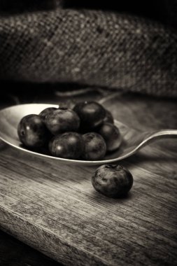 Yaban mersini ve rustik bir arka plan üzerine kaşık