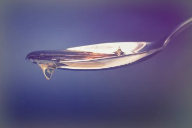 Tatlım kaşık karanlık bir arka plan karşı dökme