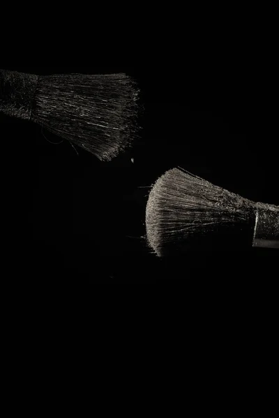 검은 바탕에 자주색 먼지 브러쉬 메이크업 — 스톡 사진