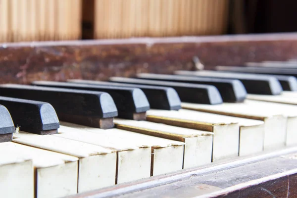 Keys from an old broken damaged piano — Stock Photo, Image