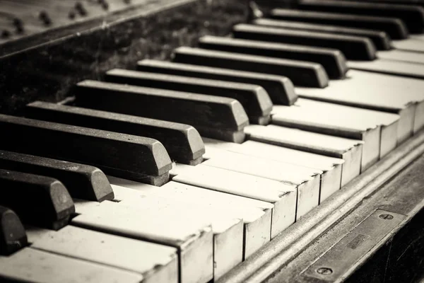 Chaves de um velho piano danificado quebrado — Fotografia de Stock