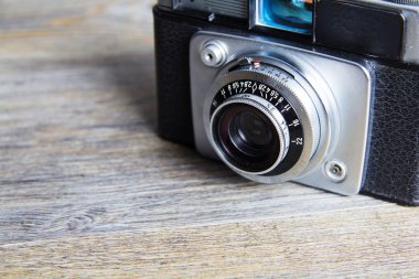 Ahşap arka plan üzerinde eski vintage retro fotoğraf makinesi