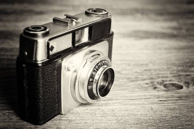 Ahşap arka plan üzerinde eski vintage retro fotoğraf makinesi