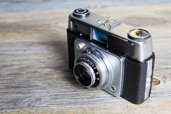 Old vintage retro camera on wooden background — Stock Photo, Image