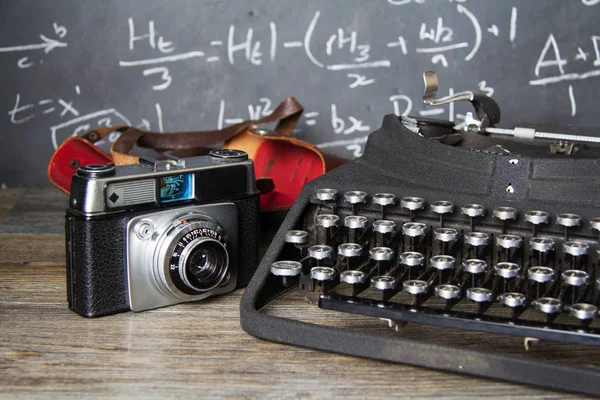 Old vintage retro camera with old-fashioned typewriter — Stock Photo, Image