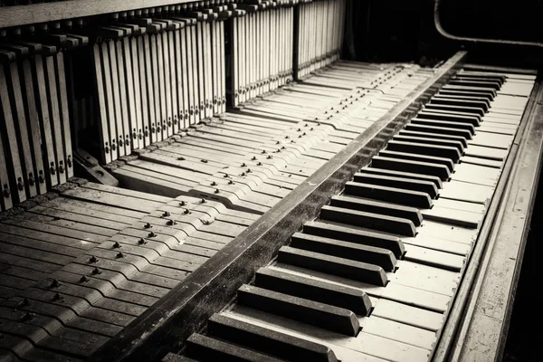 오래 된 손상된 손상 된 피아노에서 키 — 스톡 사진