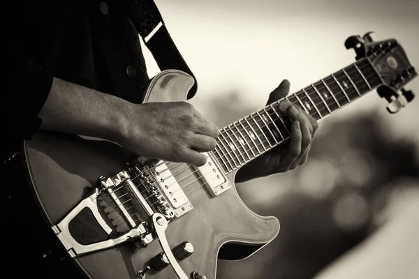 Zár-megjelöl-a férfi játszik a gitár — Stock Fotó