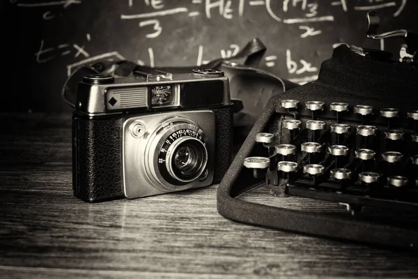 Old vintage retro camera with old-fashioned typewriter — Stock Photo, Image