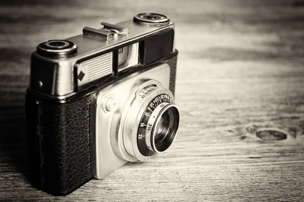 Ahşap arka plan üzerinde eski vintage retro fotoğraf makinesi — Stok fotoğraf