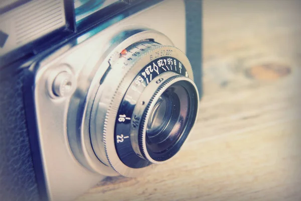 Oude vintage retro camera op houten achtergrond — Stockfoto