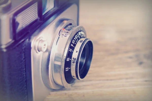 Velho vintage câmera retro no fundo de madeira — Fotografia de Stock