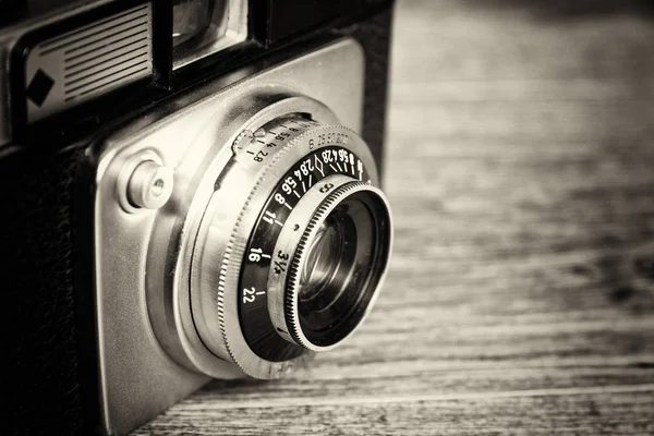Velho vintage câmera retro no fundo de madeira — Fotografia de Stock