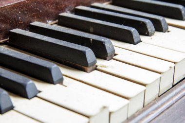 Eski bir kırık hasarlı piyano tuşları