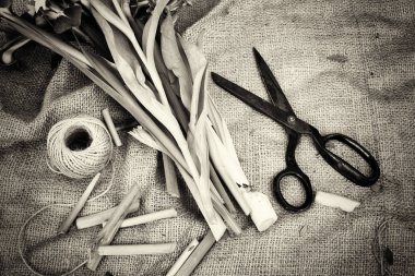 Rustik bir arka plan bahar çiçek aranjmanı