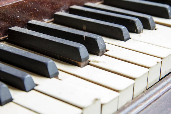 Keys from an old broken damaged piano — Stock Photo, Image