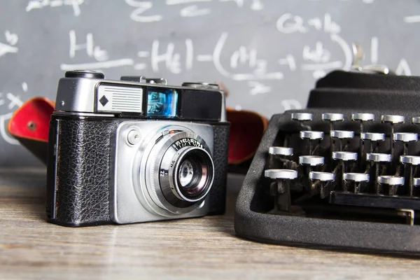 Câmera retro vintage velha com máquina de escrever antiquada — Fotografia de Stock