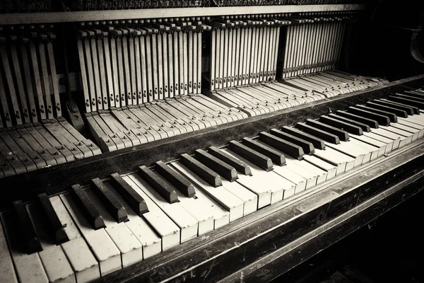 Llaves de un viejo piano dañado roto —  Fotos de Stock