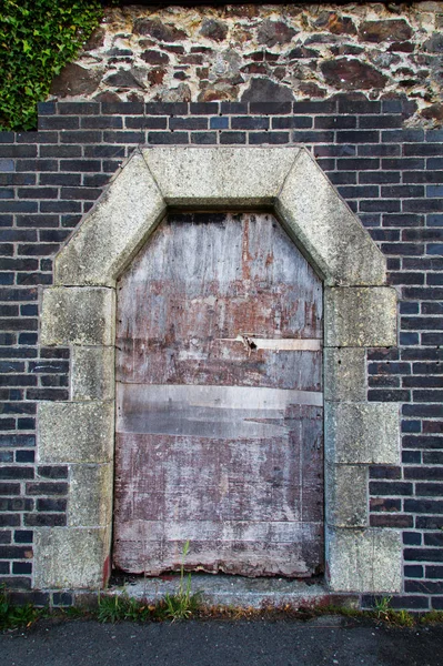 Επιβιβάζονται πόρτα σε ένα παλιό πέτρινο τοίχο — Φωτογραφία Αρχείου