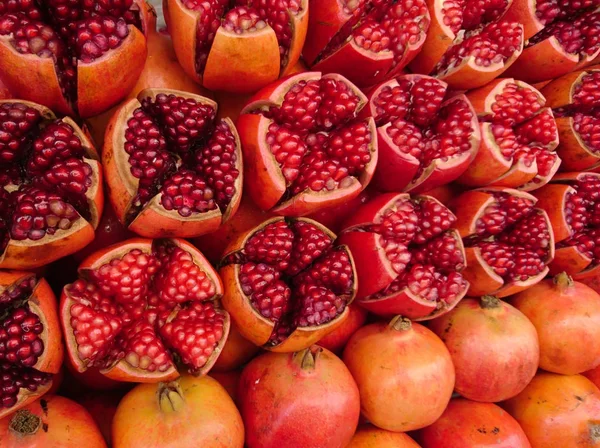 Rote reife Granatapfelfrucht — Stockfoto