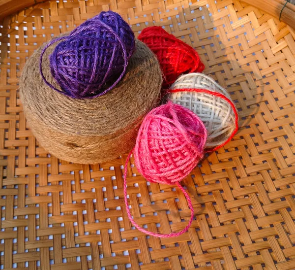 彩色针织羊毛的木材背景 — 图库照片