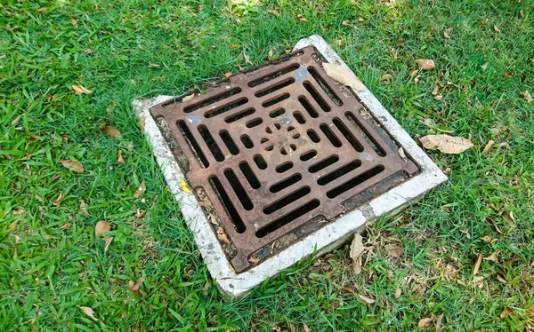 庭の金属の下水道排水 — ストック写真