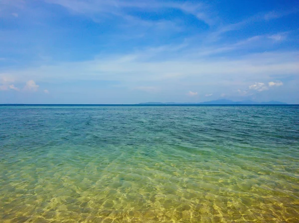 サトゥーンの島 Bulone 島できれいな水 — ストック写真