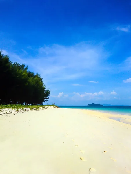 Bulone サトゥーン タイで学校ビーチで白い砂浜 — ストック写真