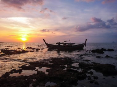 Günbatımı ve tekne Koh Bulone Island, Panka Yai beach, Satun Tayland