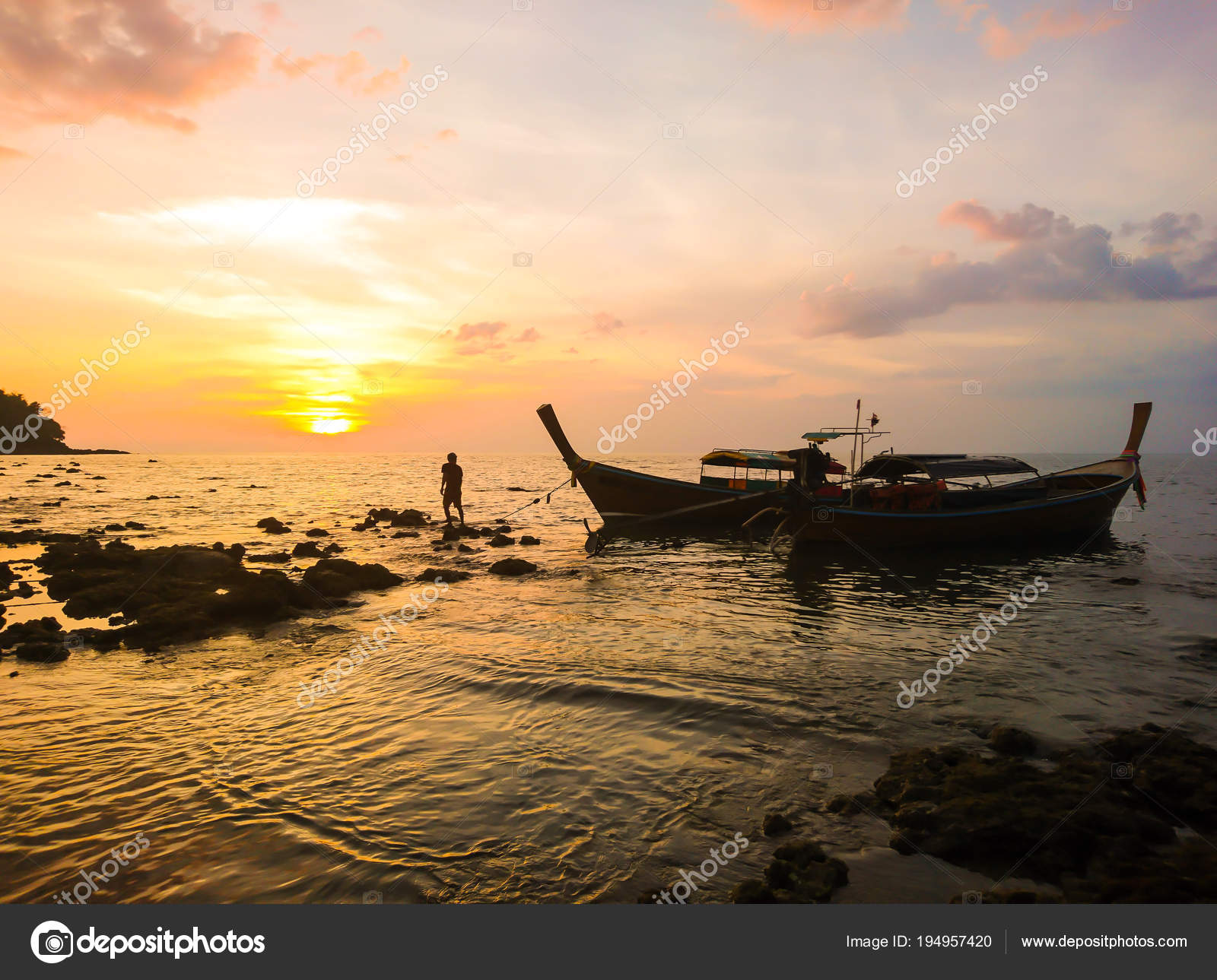 Pêcheur Avec Coucher Soleil Bateau île Koh Bulone Panka Yai