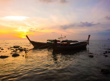 Günbatımı ve tekne Koh Bulone Island, Panka Yai beach, Satun Tayland