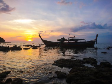 Günbatımı ve tekne Koh Bulone Island, Panka Yai beach, Satun Tayland