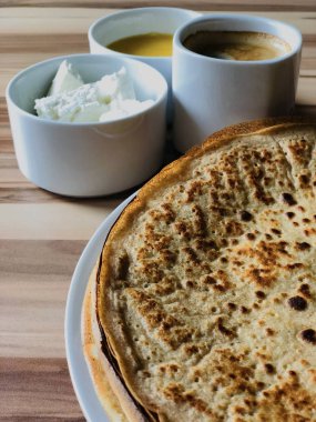 beyaz peynir ve siyah kahve yakın gıda krep yerel arı ile tatlım