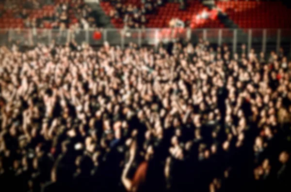 Koncert Muzyczny Tłum Krzyczy Dobrze Się Bawi Rozmyte Tło Zdjęcia — Zdjęcie stockowe