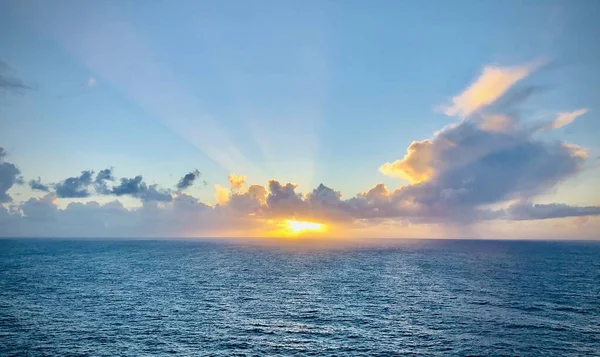 Romántica Puesta Sol Sobre Océano Rayos Sol Pasando Través Las Imagen de archivo