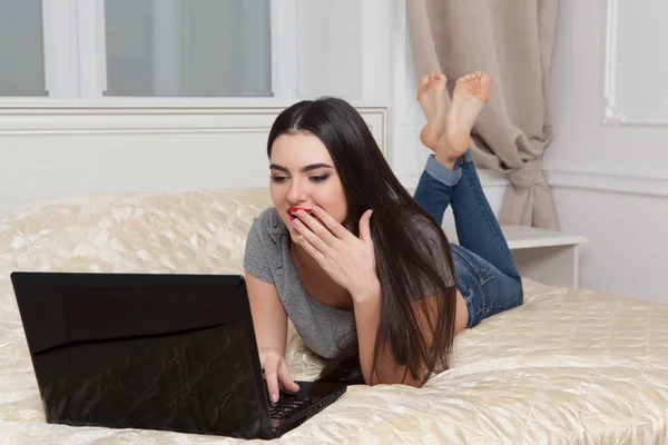 Girl with a computer at home. — Stock Photo, Image